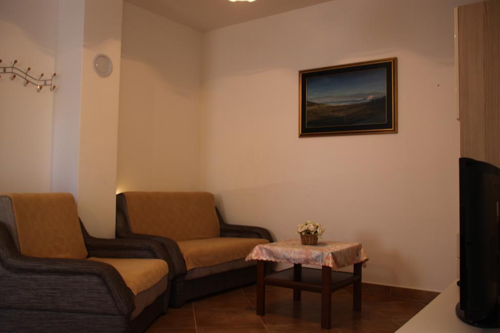 Mediterranean Oasis Apartments バスカ エクステリア 写真